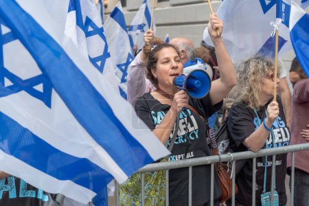 Foto de Expatriados israelíes y judíos estadounidenses protestan durante la visita del Primer Ministro Netanyahu a la ONU. 21 de septiembre de 2023, Nueva York, Nueva York, Estados Unidos: Un activista corea una protesta contra la reforma judicial frente al Primer Ministro Benjamin Netanyahu - Imagen libre de derechos