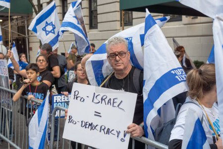 Photo for Israeli Expats and US Jews Protest During Prime Minister Netanyahu's U.N. Visit. September 21, 2023, New York, New York, USA: A man holds a Pro Israel  Pro Democracy sign at an opposition of the judicial overhaul protest - Royalty Free Image