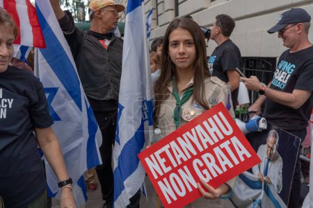 Téléchargez les photos : Des expatriés israéliens et des juifs américains manifestent lors de la visite du Premier ministre Netanyahu aux Nations Unies. 21 septembre 2023, New York, New York, USA : Un membre des scouts israéliens tient un signe Netanyahu Non Grata - en image libre de droit
