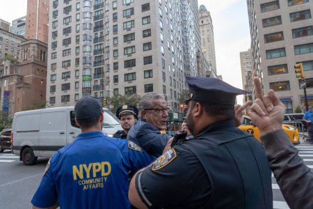 Photo for Israeli Expats and US Jews Protest During Prime Minister Netanyahu's U.N. Visit. September 21, 2023, New York, New York, USA: NYPD police officers separate a pro-Netanyahu protester that clashes with protesters - Royalty Free Image