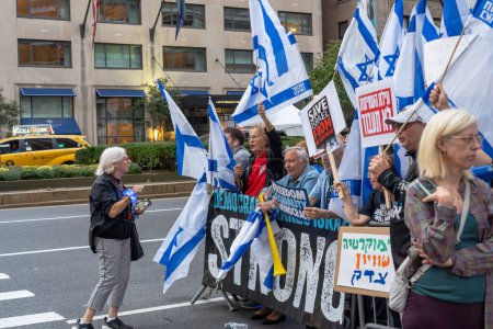 Foto de Expatriados israelíes y judíos estadounidenses protestan durante la visita del Primer Ministro Netanyahu a la ONU. 21 de septiembre de 2023, Nueva York, Nueva York, Estados Unidos: La mayoría de los expatriados israelíes sostienen banderas y carteles israelíes en apoyo de la democracia israelí - Imagen libre de derechos