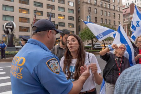 Photo for Israeli Expats and US Jews Protest During Prime Minister Netanyahu's U.N. Visit. September 21, 2023, New York, New York, USA: An organizer talks with a NYPD Community Affairs officer at an opposition of the judicial overhaul protest - Royalty Free Image