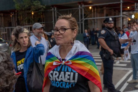 Téléchargez les photos : Des expatriés israéliens et des juifs américains manifestent lors de la visite du Premier ministre Netanyahu aux Nations Unies. 21 septembre 2023, New York, New York, États-Unis : Une femme avec un drapeau de fierté arrive à une opposition à la réforme judiciaire protestation - en image libre de droit