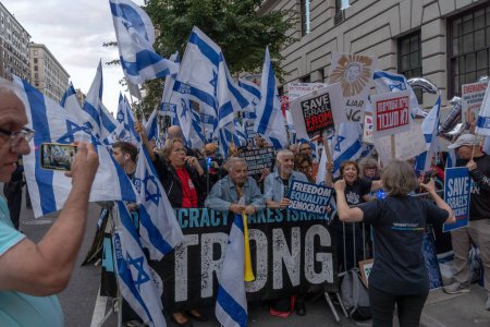 Téléchargez les photos : Des expatriés israéliens et des juifs américains manifestent lors de la visite du Premier ministre Netanyahu aux Nations Unies. 21 septembre 2023, New York, New York, États-Unis : Surtout un expatrié israélien arborant des drapeaux et des signes israéliens en faveur de la démocratie israélienne - en image libre de droit