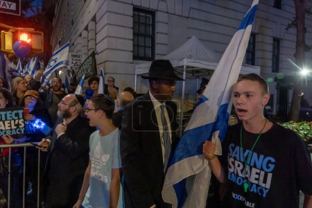 Téléchargez les photos : Des expatriés israéliens et des juifs américains manifestent lors de la visite du Premier ministre Netanyahu aux Nations Unies. 21 septembre 2023, New York, New York, États-Unis : Un jeune homme portant le drapeau israélien prend part à une opposition à la réforme judiciaire protestation en face de Prime - en image libre de droit