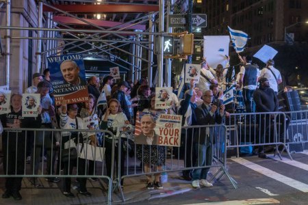 Téléchargez les photos : Des expatriés israéliens et des juifs américains manifestent lors de la visite du Premier ministre Netanyahu aux Nations Unies. 21 septembre 2023, New York, New York, États-Unis : Des gens portant des drapeaux israéliens et signant un soutien aux votes israéliens et le Premier ministre Netanyahu à un pro-Netanya - en image libre de droit