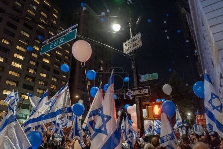 Photo for Israeli Expats and US Jews Protest During Prime Minister Netanyahu's U.N. Visit. September 21, 2023, New York, New York, USA: Blue and White balloons released to the sky at an opposition of the judicial overhaul protest across from Prime Minister - Royalty Free Image