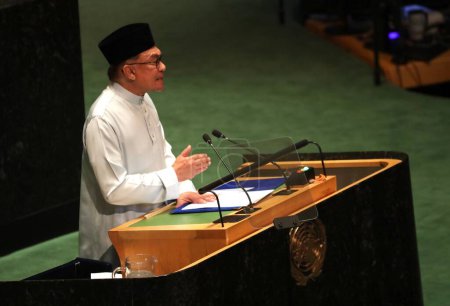 Téléchargez les photos : Le Premier ministre de Malaisie, Anwar Ibrahi, prend la parole lors de la 78e session de l'Assemblée générale des Nations Unies à New York. 22 septembre 2023, New York, États-Unis - en image libre de droit