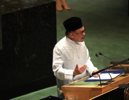Téléchargez les photos : Le Premier ministre de Malaisie, Anwar Ibrahi, prend la parole lors de la 78e session de l'Assemblée générale des Nations Unies à New York. 22 septembre 2023, New York, États-Unis - en image libre de droit