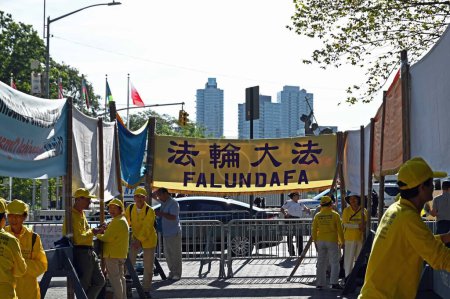 Téléchargez les photos : Manifestation du Falun Falun Dafa chinois devant l'ONU à New York. 21 septembre 2023, New York : Manifestation du Falun Falun Dafa chinois devant l'ONU à New York. Le Falun Gong ou Falun Dafa est un nouveau mouvement religieux, fondé par son leader Li Hongzhi - en image libre de droit
