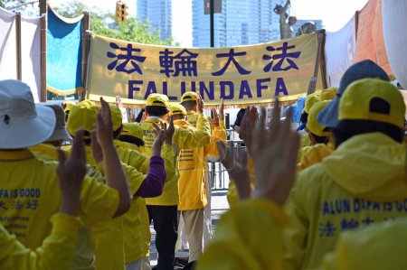 Téléchargez les photos : Manifestation du Falun Falun Dafa chinois devant l'ONU à New York. 21 septembre 2023, New York : Manifestation du Falun Falun Dafa chinois devant l'ONU à New York. Le Falun Gong ou Falun Dafa est un nouveau mouvement religieux, fondé par son leader Li Hongzhi - en image libre de droit