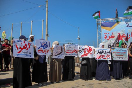 Foto de Palestinos protestan y exigen el levantamiento del bloqueo israelí a Gaza. - Imagen libre de derechos