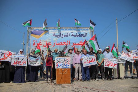 Foto de Palestinos protestan y exigen el levantamiento del bloqueo israelí a Gaza. - Imagen libre de derechos