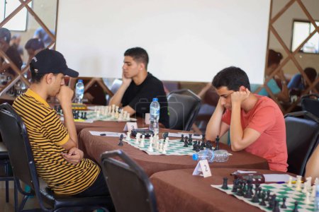 Foto de (SPO) Los palestinos compiten durante un torneo de ajedrez local en Gaza. 24 de septiembre de 2023. Gaza, Palestina: Palestinos compiten durante un torneo de ajedrez local en la ciudad de Gaza. - Imagen libre de derechos