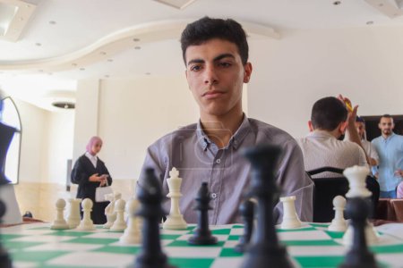 Téléchargez les photos : (SPO) Les Palestiniens participent à un tournoi d'échecs local à Gaza. 24 septembre 2023. Gaza, Palestine : Des Palestiniens participent à un tournoi d'échecs local dans la ville de Gaza. - en image libre de droit