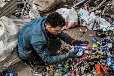 Téléchargez les photos : Les Palestiniens collectent du cuivre solide pour le vendre à une entreprise de recyclage dans le tunnel à l'est de la bande de Gaza. 24 septembre 2023 Gaza, Palestine - en image libre de droit