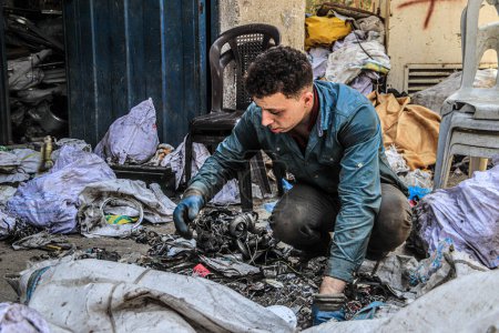 Foto de Los palestinos recogen cobre sólido para venderlo a una empresa de reciclaje en el túnel al este de la Franja de Gaza. 24 de septiembre de 2023 Gaza, Palestina - Imagen libre de derechos