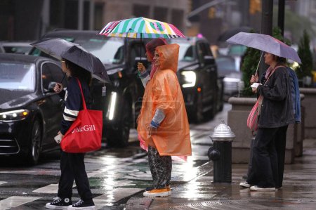 Téléchargez les photos : Tempête tropicale Ophélie. 24 septembre 2023, New York, États-Unis : La tempête tropicale Ophelia a apporté de fortes pluies à New York ce week-end, mais l'esprit de la ville est resté intact - en image libre de droit