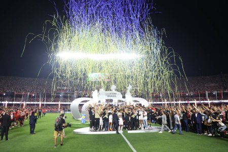 Téléchargez les photos : Sao Paulo (SP), Brésil 24 / 09 / 2023 - L "équipe de Sao Paulo célèbre le titre dans un match, entre Sao Paulo et Flamengo, en finale de la Copa do Brasil tenue au Stade Morumbi - en image libre de droit