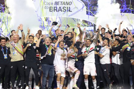 Téléchargez les photos : Sao Paulo (SP), Brésil 24 / 09 / 2023 - L "équipe de Sao Paulo célèbre le titre dans un match, entre Sao Paulo et Flamengo, en finale de la Copa do Brasil tenue au Stade Morumbi - en image libre de droit