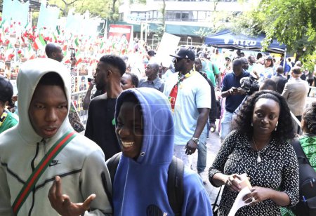 Foto de Protesta senegalesa frente a la ONU en Nueva York. 19 de septiembre de 2023, Nueva York, Estados Unidos: Protesta senegalesa frente a la sede de la ONU durante la AGNU 78, diciendo que la democracia ha sido secuestrada por el gobierno francés a través de su presidente títere dictador - Imagen libre de derechos