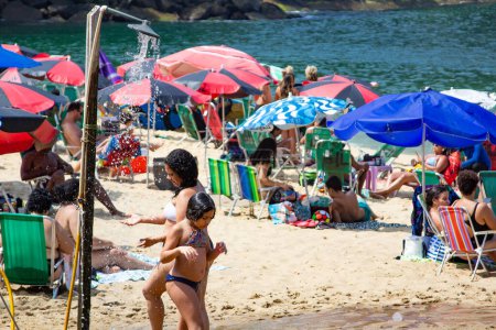 Foto de Río de Janeiro (RJ) Brasil 25 / 09 / 2023 - Movimiento de bañistas en la playa de Vermelha, en Urca, al sur de Río de Janeiro, este lunes (25) - Imagen libre de derechos
