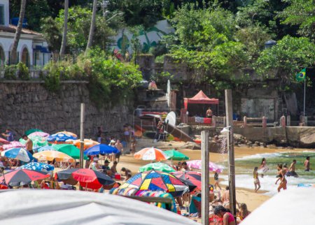 Photo for Rio de Janeiro (RJ) Brazil 09/25/2023 - Movement of bathers on Vermelha beach, in Urca, south of Rio de Janeiro, this Monday (25) - Royalty Free Image