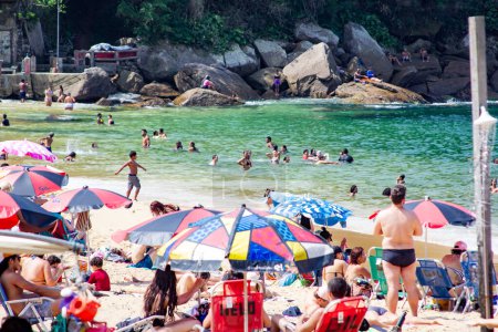 Téléchargez les photos : Rio de Janeiro (RJ) Brésil 25 / 09 / 2023 - Mouvement des baigneurs sur la plage de Vermelha, à Urca, au sud de Rio de Janeiro, ce lundi (25) - en image libre de droit