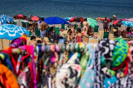 Foto de Río de Janeiro (RJ) Brasil 25 / 09 / 2023 - Movimiento de bañistas en la playa de Vermelha, en Urca, al sur de Río de Janeiro, este lunes (25) - Imagen libre de derechos