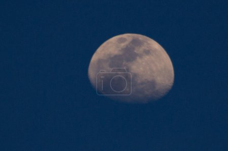 Téléchargez les photos : Rio de Janeiro (RJ) Brésil 25 / 09 / 2023- LUNE - La lune d'aujourd'hui est visible à 80,11 % et en est à son quatrième trimestre. Il reste 4 jours avant la pleine lune. Quartier lune le lundi après-midi (25) - en image libre de droit