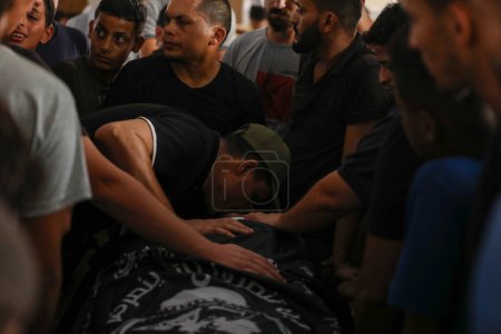 Foto de Familiares palestinos lloran en el funeral de Majdi Ghabayen en Beit Lahia, al norte de Gaza. 25 de septiembre de 2023. Gaza, Palestina: Familiares palestinos de Majdi Ghabayen (18 años), presentes durante el estallido de la protesta - Imagen libre de derechos
