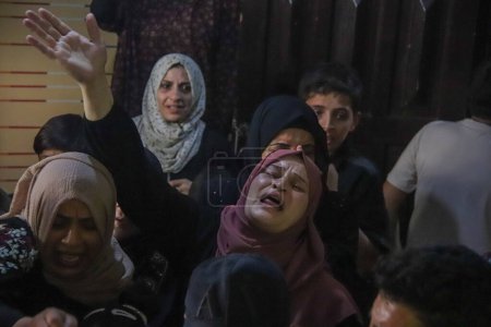 Foto de Familiares palestinos lloran en el funeral de Majdi Ghabayen en Beit Lahia, al norte de Gaza. 25 de septiembre de 2023. Gaza, Palestina: Familiares palestinos de Majdi Ghabayen (18 años), presentes durante el estallido de la protesta - Imagen libre de derechos