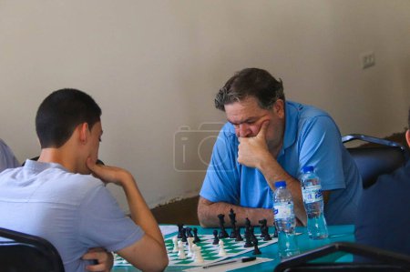 Foto de Palestinos durante un torneo de ajedrez local en Gaza. 25 de septiembre de 2023. Gaza, Palestina - Imagen libre de derechos