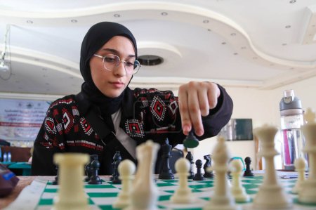 Téléchargez les photos : Palestiniens lors d'un tournoi d'échecs local à Gaza. 25 septembre 2023. Gaza, Palestine - en image libre de droit