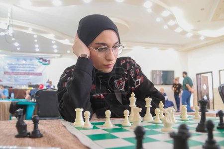 Foto de Palestinos durante un torneo de ajedrez local en Gaza. 25 de septiembre de 2023. Gaza, Palestina - Imagen libre de derechos