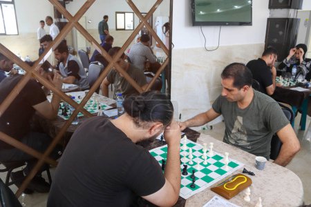 Téléchargez les photos : Palestiniens lors d'un tournoi d'échecs local à Gaza. 25 septembre 2023. Gaza, Palestine - en image libre de droit