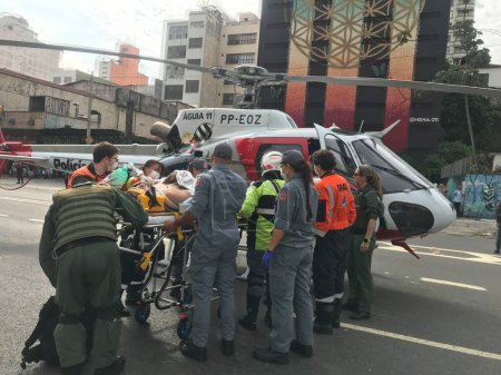 Téléchargez les photos : SAO PAULO (SP), Brésil 26 / 09 / 2023 - Un policier a été écrasé sur sa moto dans la circulation au tunnel d'Anhangabau à Sao Paulo. Il a été secouru au Santa Casa PS par l'hélicoptère Aguia da Police militaire - en image libre de droit