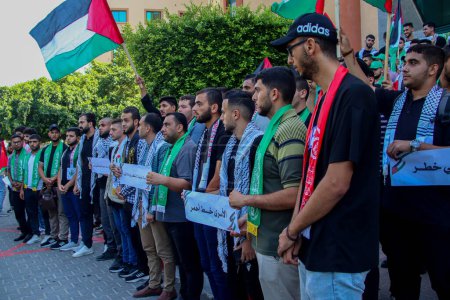Téléchargez les photos : Des étudiants des universités islamique et Al-Azhar protestent pour les droits des Palestiniens. 27 septembre 2023, Gaza, Palestine : Des étudiants des universités islamique et Al-Azhar organisent une manifestation aux côtés de membres du corps étudiant - en image libre de droit