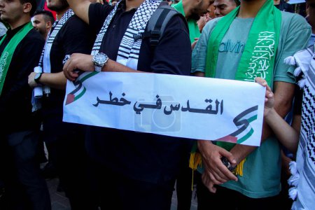 Téléchargez les photos : Des étudiants des universités islamique et Al-Azhar protestent pour les droits des Palestiniens. 27 septembre 2023, Gaza, Palestine : Des étudiants des universités islamique et Al-Azhar organisent une manifestation aux côtés de membres du corps étudiant - en image libre de droit