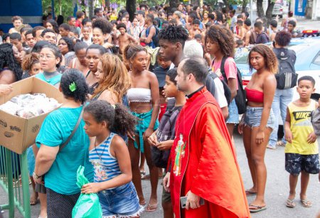 Foto de Rio de Janeiro, Brasil 27 / 09 / 2023 - COSME / DAMIAO / ENTREGA DULCE - movimiento de niños y fieles en el día de Cosme y Damiao en la tarde de este miércoles en Olaria, zona Norte de Río de Janeiro (27) - Imagen libre de derechos