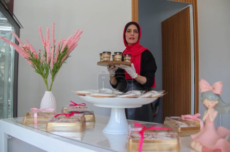 Téléchargez les photos : La Palestinienne Ayat Mutair, 40 ans, qui souffre d'une déficience auditive, fabrique des bonbons dans son magasin. 28 septembre 2023. Gaza, Palestine - en image libre de droit