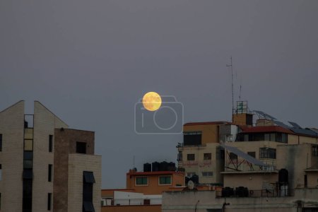 Téléchargez les photos : Pleine lune (superlune) à Gaza. 28 septembre 2023. Gaza, Palestine : Lever de la pleine lune géante dans la soirée à Gaza - en image libre de droit