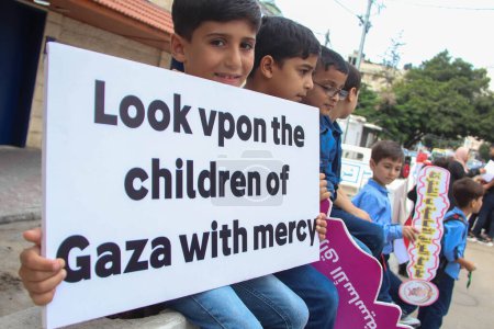 Téléchargez les photos : 1er octobre 2023. Gaza, Palestine : Des enfants palestiniens protestent contre le siège israélien de la bande de Gaza, à l'occasion de la Journée arabe de l'enfance devant le siège du PNUD. - en image libre de droit