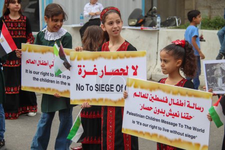 Téléchargez les photos : 1er octobre 2023. Gaza, Palestine : Des enfants palestiniens protestent contre le siège israélien de la bande de Gaza, à l'occasion de la Journée arabe de l'enfance devant le siège du PNUD. - en image libre de droit