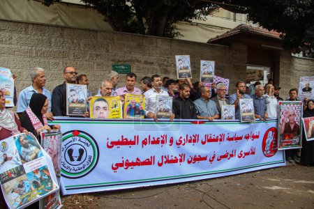 Téléchargez les photos : 02 octobre 2023, Gaza, Palestine : Des Palestiniens participent à une manifestation de solidarité avec des prisonniers détenus dans des prisons israéliennes devant le bureau de la Croix-Rouge à Gaza. - en image libre de droit