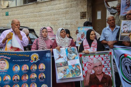 Foto de 02 de octubre de 2023, Gaza, Palestina: Palestinos participan en una manifestación de solidaridad con prisioneros detenidos en prisiones israelíes frente a la oficina de la Cruz Roja en Gaza. - Imagen libre de derechos
