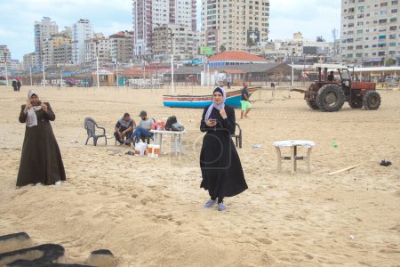Foto de 2 de octubre de 2023 - Gaza, Palestina: miembros palestinos de la Yihad Islámica en la ciudad de Gaza se reúnen alrededor de una escultura tallada en la arena en el trigésimo sexto aniversario de la fundación de la Yihad Islámica en la ciudad de Gaza. - Imagen libre de derechos