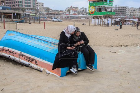 Foto de 02 de octubre 2023 - Gaza, Palestina: Los palestinos disfrutan del clima invernal en el mar de la ciudad de Gaza la vida cotidiana. - Imagen libre de derechos