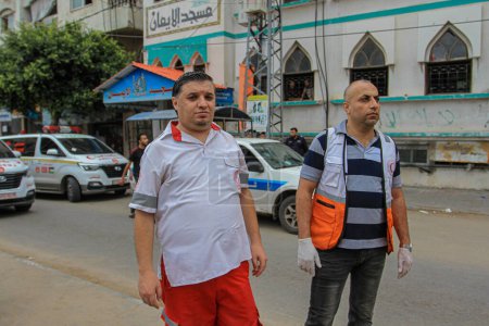 Téléchargez les photos : 02 octobre 2023 - Gaza, Palestine : Des membres de la Défense civile palestinienne inspectent le site de l'effondrement d'un bloc de construction placé sur un bâtiment en construction dans la ville de Gaza. - en image libre de droit