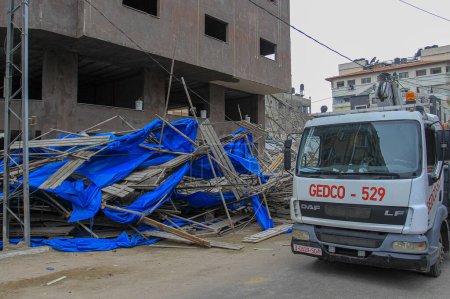 Téléchargez les photos : 02 octobre 2023 - Gaza, Palestine : Des membres de la Défense civile palestinienne inspectent le site de l'effondrement d'un bloc de construction placé sur un bâtiment en construction dans la ville de Gaza. - en image libre de droit